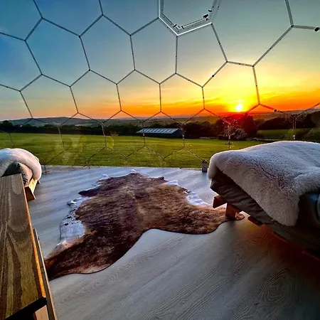 Luxury tent Deerstone Glamping-weets Hill Dome With Hot Tub