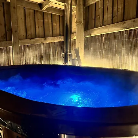 Deerstone Glamping-weets Hill Dome With Hot Tub