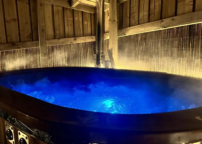 Deerstone Glamping-weets Hill Dome With Hot Tub